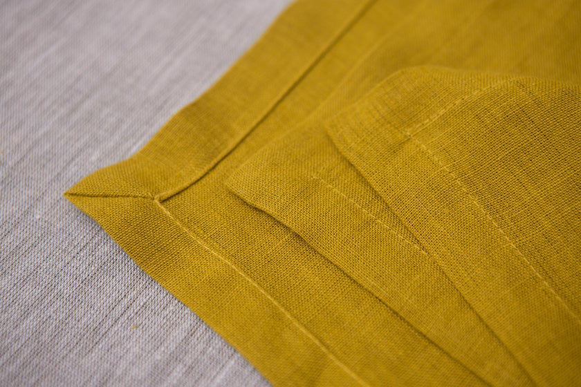 Mustard-colored organic linen napkins – stylish, sustainable, and perfect for casual or formal occasions. A must-have for every eco-conscious home.