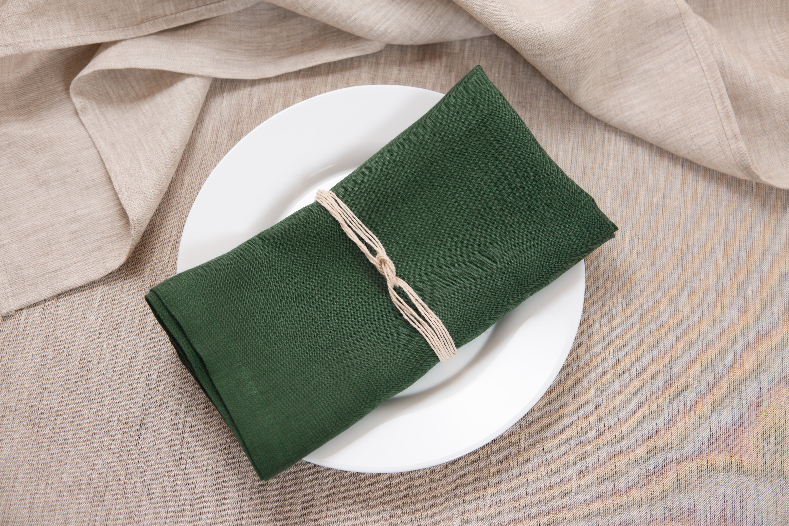 Luxurious hunter green organic linen napkins—crafted for elegance and sustainability. Perfect for Christmas feasts, New Year’s Eve dinners, or as a thoughtful holiday gift.