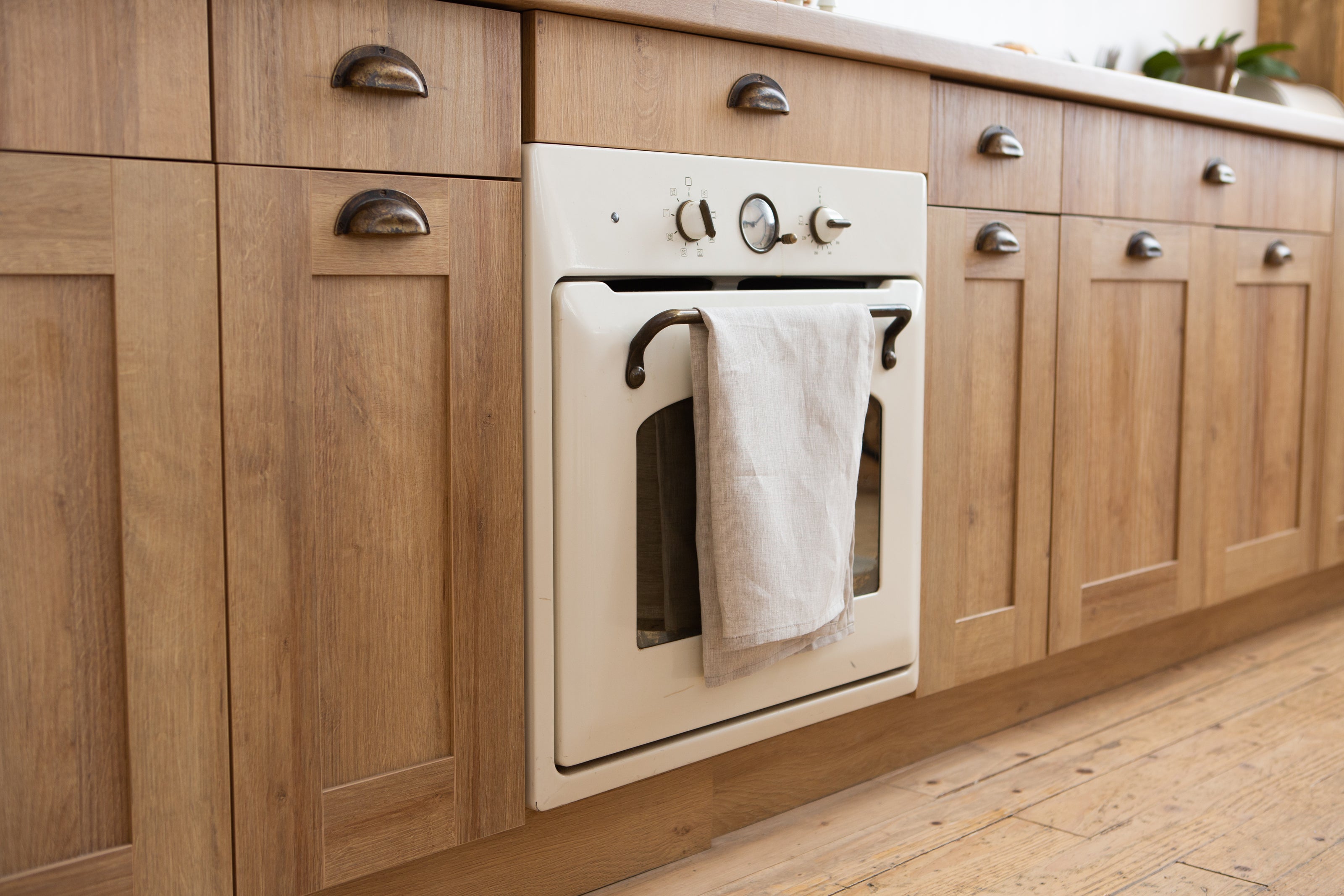Classic beige linen tea towel – breathable, reusable, and a stylish zero-waste addition to your home.