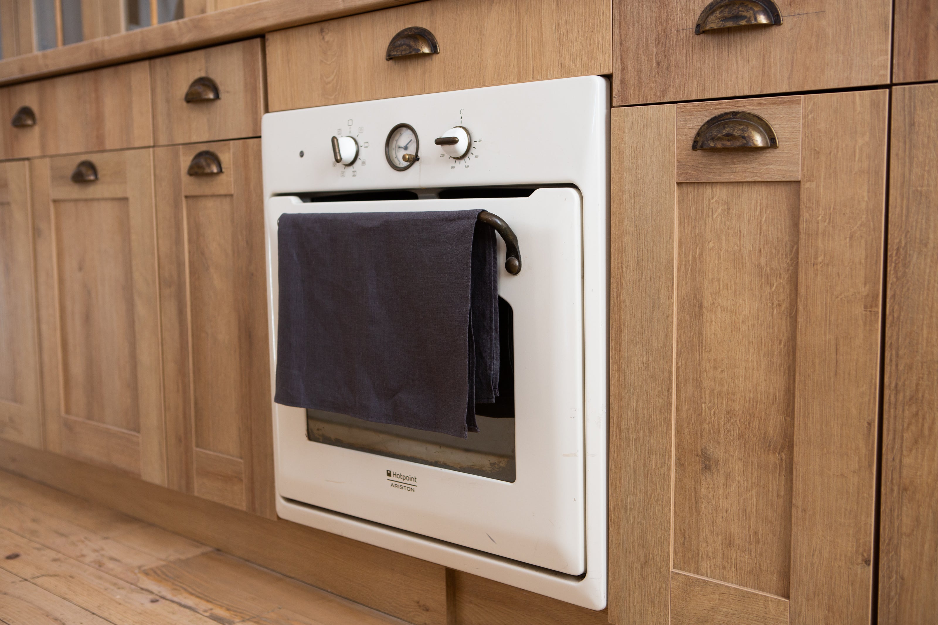 Classic slate linen tea towel – OEKO-TEX certified, biodegradable, and a stylish touch to modern or rustic home decor.