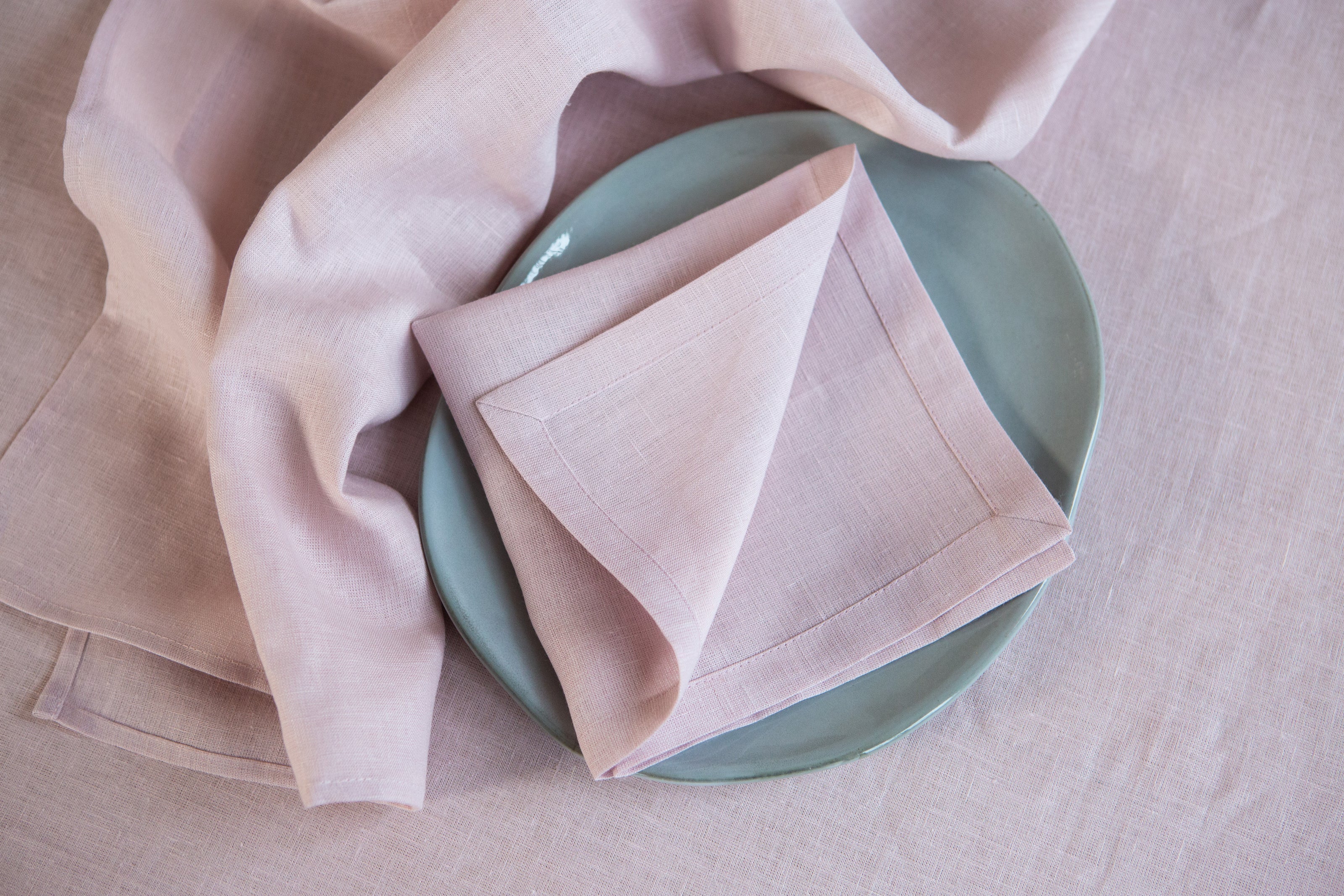 Brighten your table with the delicate charm of pink opal napkins. A refined choice for weddings, brunches, or elegant gatherings.