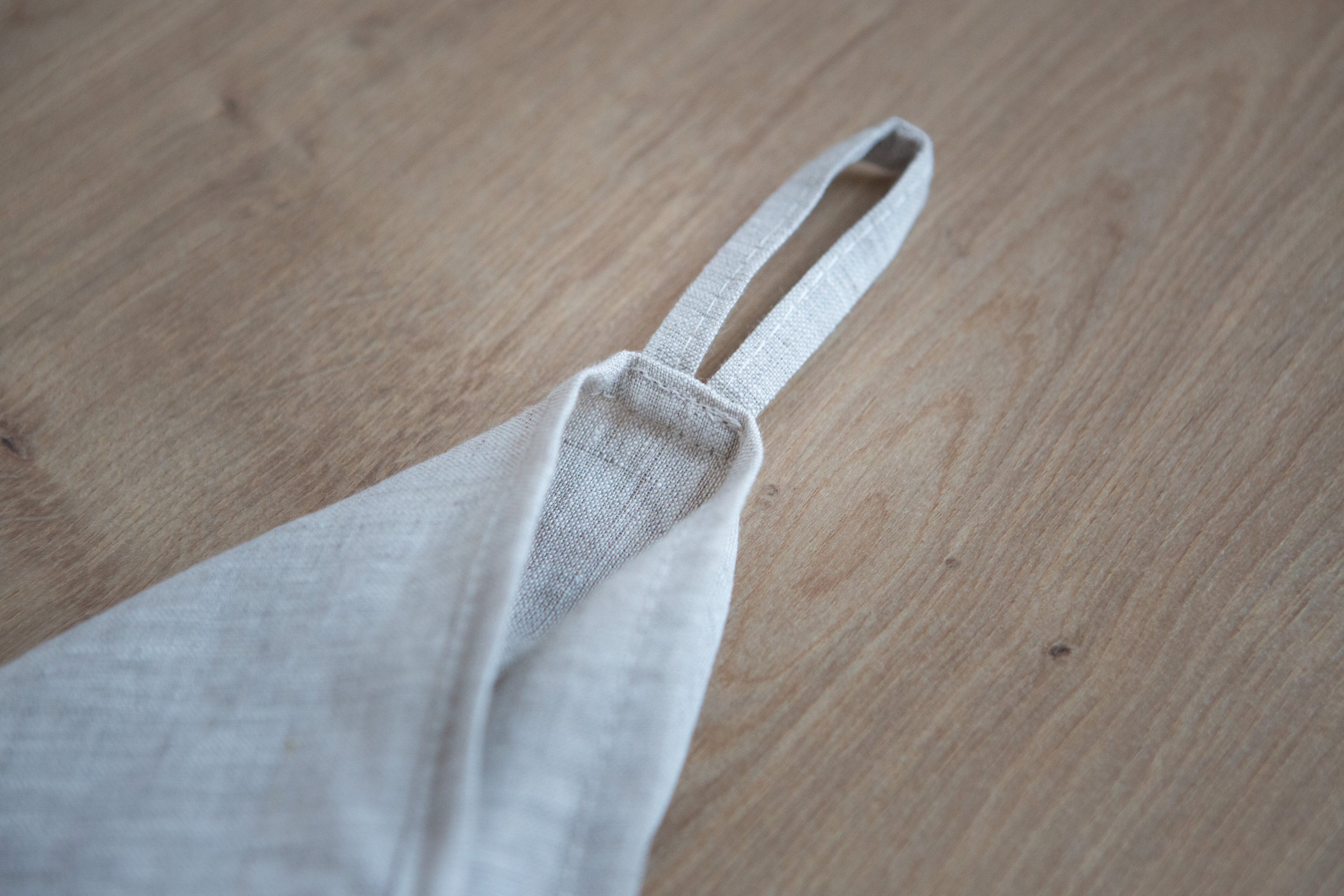 Soft beige linen kitchen towel – 100% organic, highly absorbent, and ideal for daily use or holiday gifting.