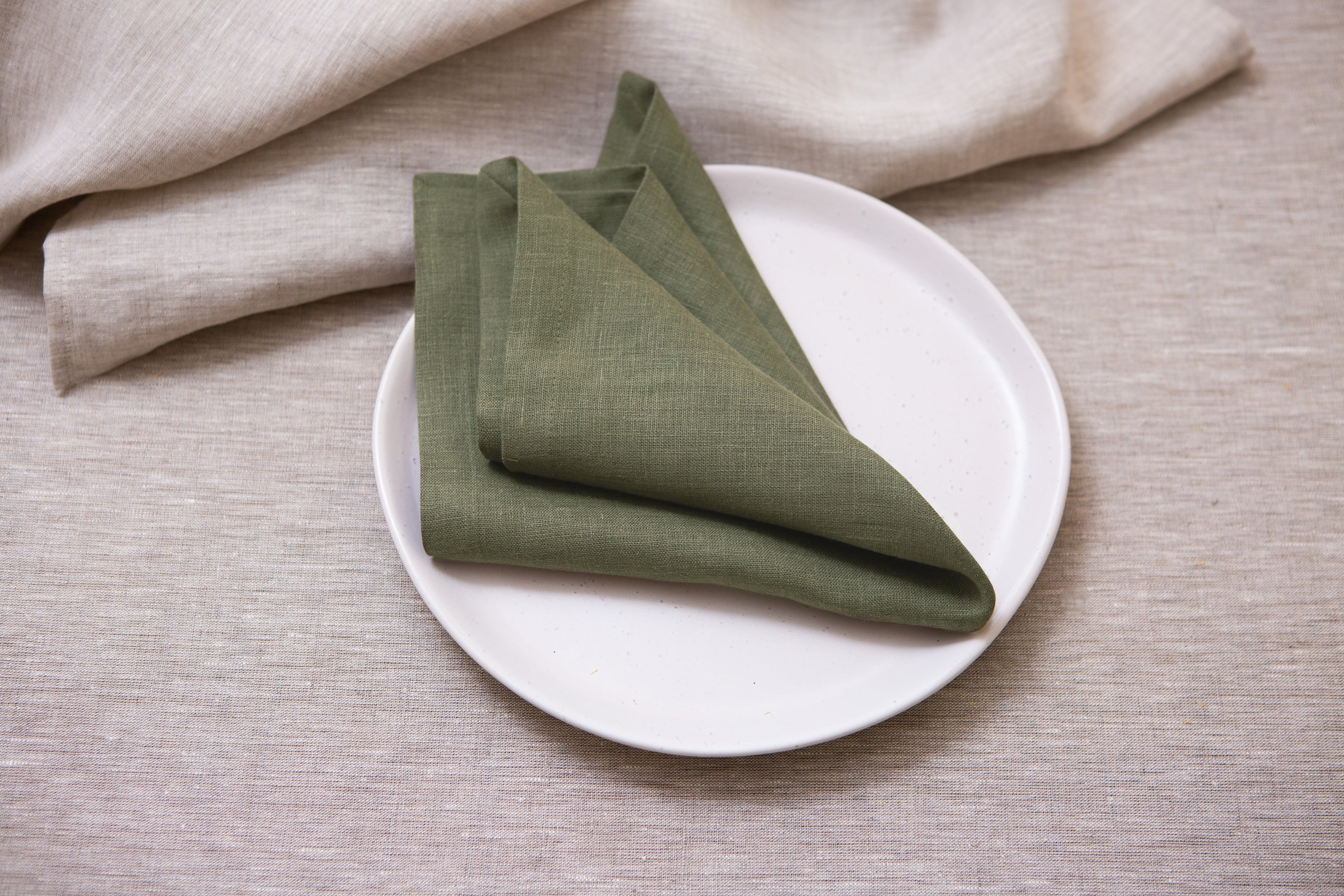 Sage-colored linen napkins bring a calming, natural touch to any meal. Ideal for sustainable celebrations, from cozy Christmas feasts to stylish Easter tablescapes.