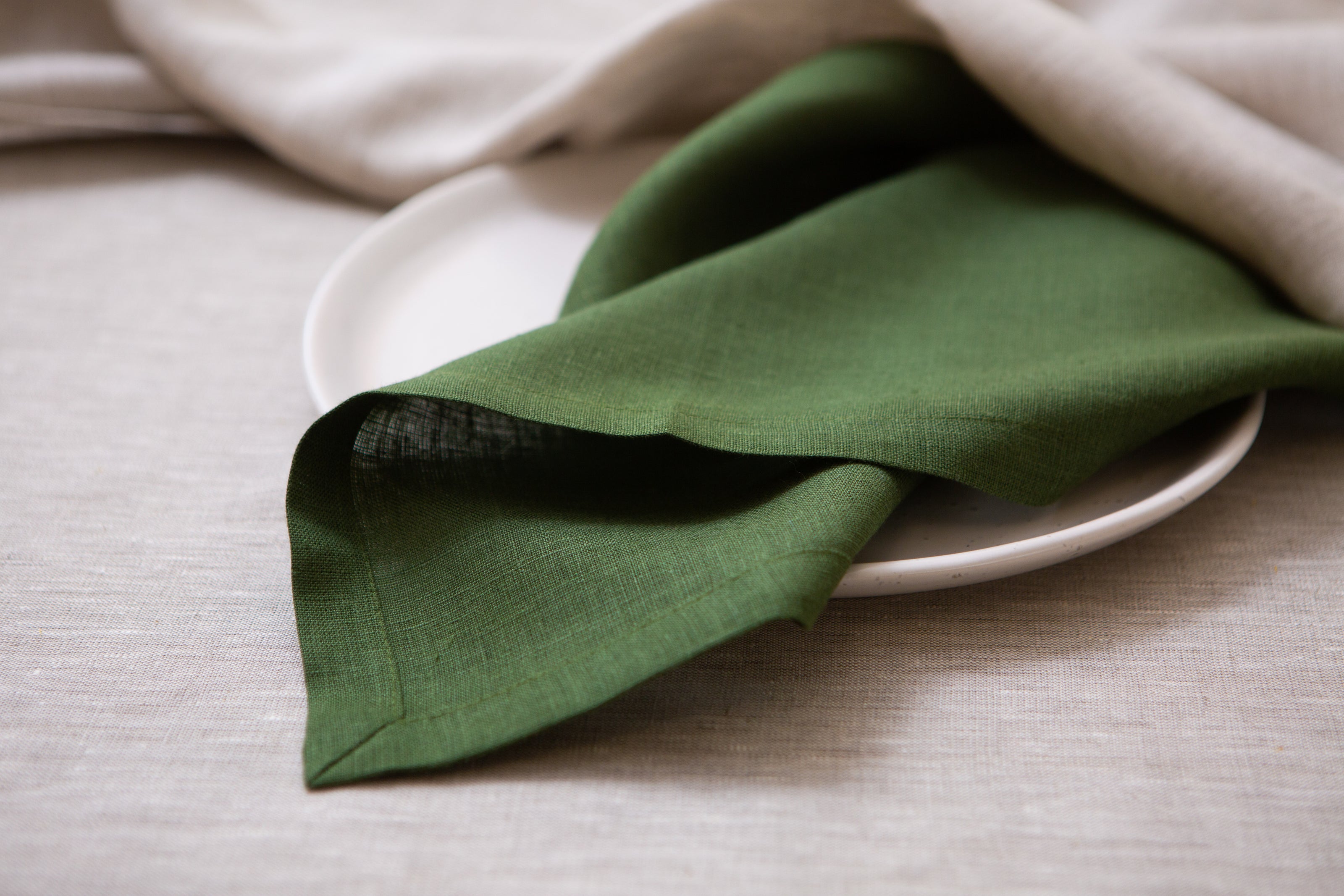 Elegant green linen napkins—soft, durable, and zero waste. Ideal for special moments like Easter brunch, Christmas dinner, or a cozy Mother’s Day tea. A perfect gift for those who love natural beauty.