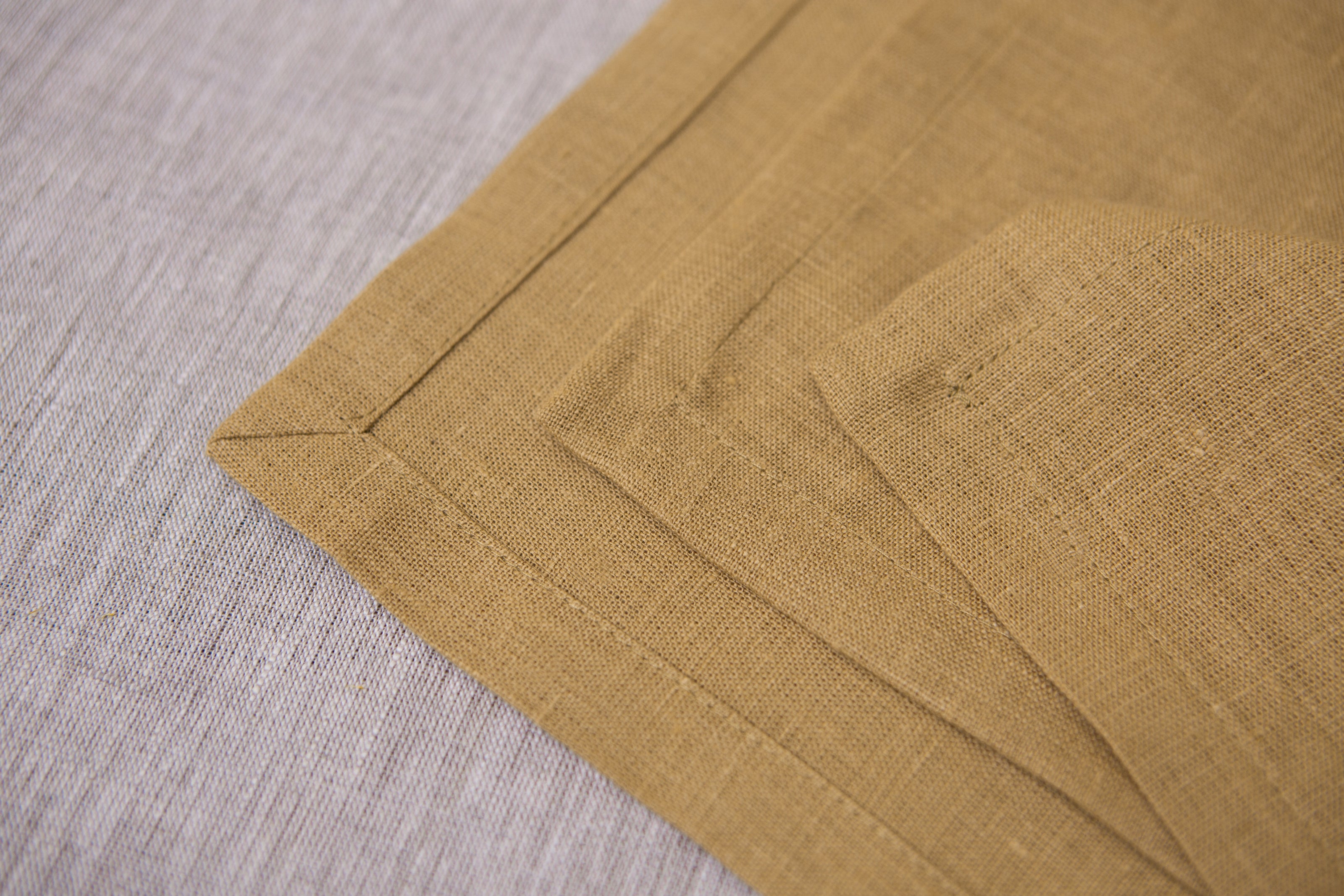 Sustainable honey linen napkins – washable, reusable, and ideal for creating a cozy, warm atmosphere at your dining table.