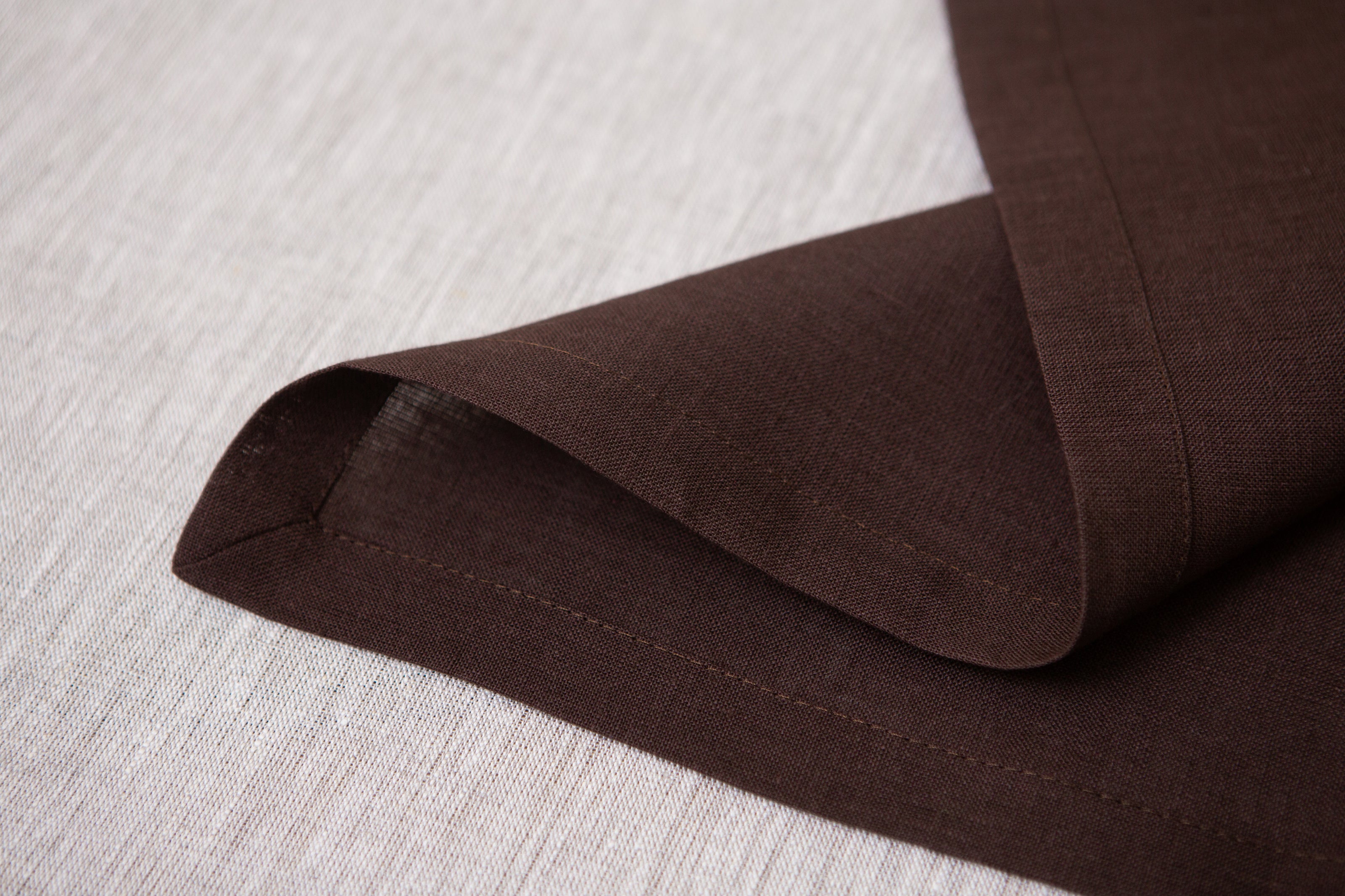 Chocolate-toned linen napkins with mitered corners – durable, reusable, and ideal for cozy gatherings, rustic decor, and zero-waste living.