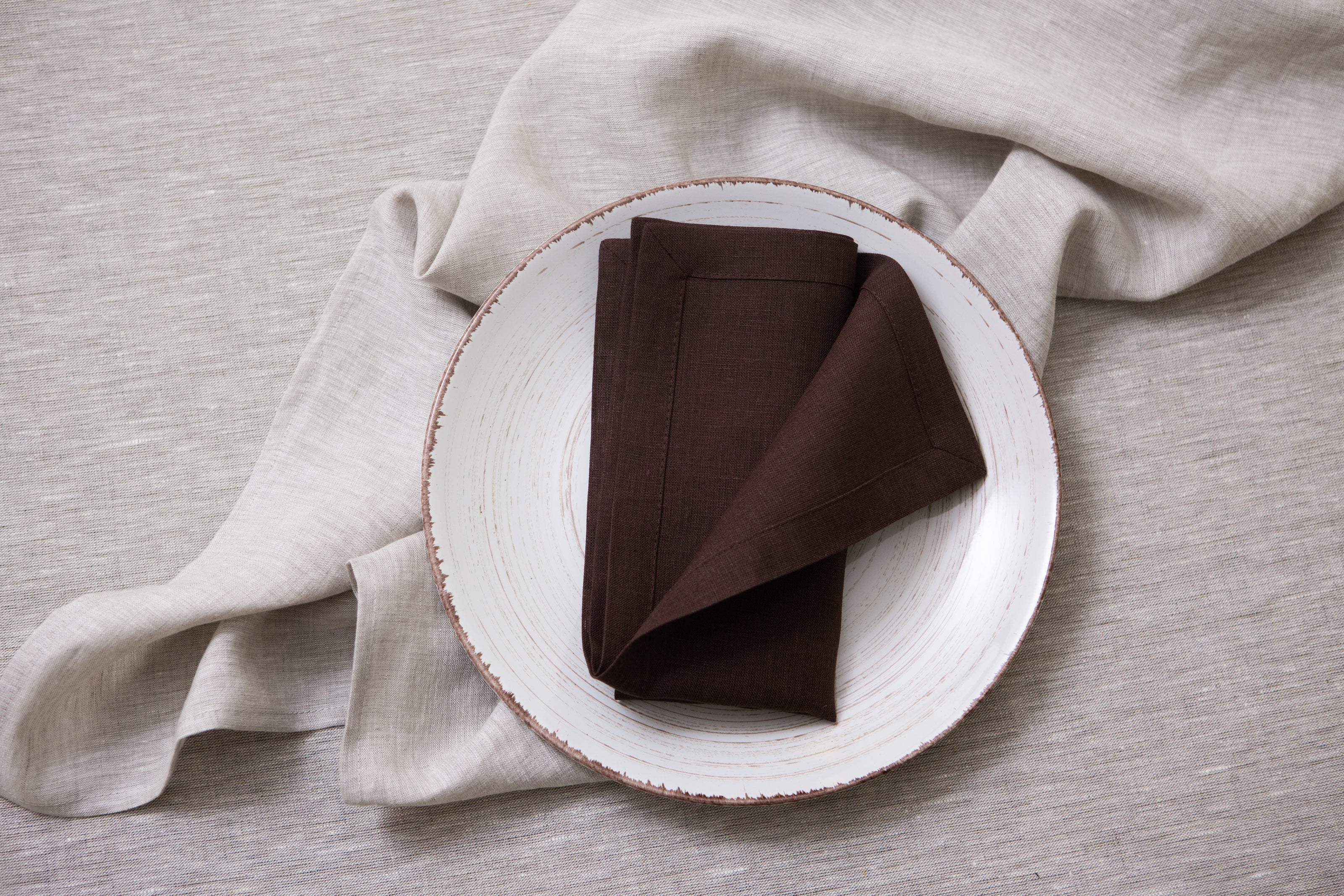 Sustainable cacao linen napkins – a warm, neutral touch for dinner parties, everyday meals, or as a thoughtful housewarming gift.