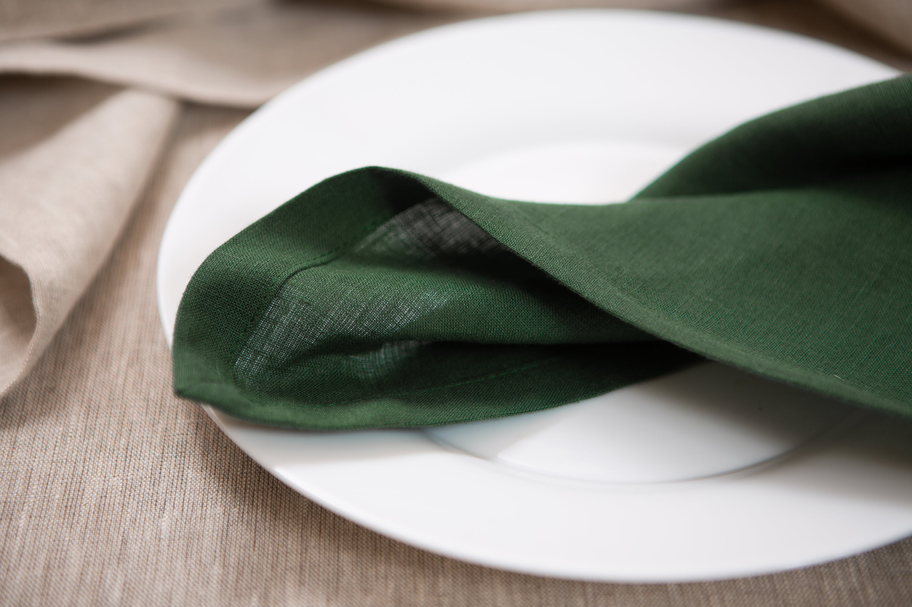 Elevate your table with deep hunter green linen napkins. Stylish, sustainable, and ideal for Easter brunch, Mother’s Day dinners, or festive celebrations. A perfect zero-waste gift.