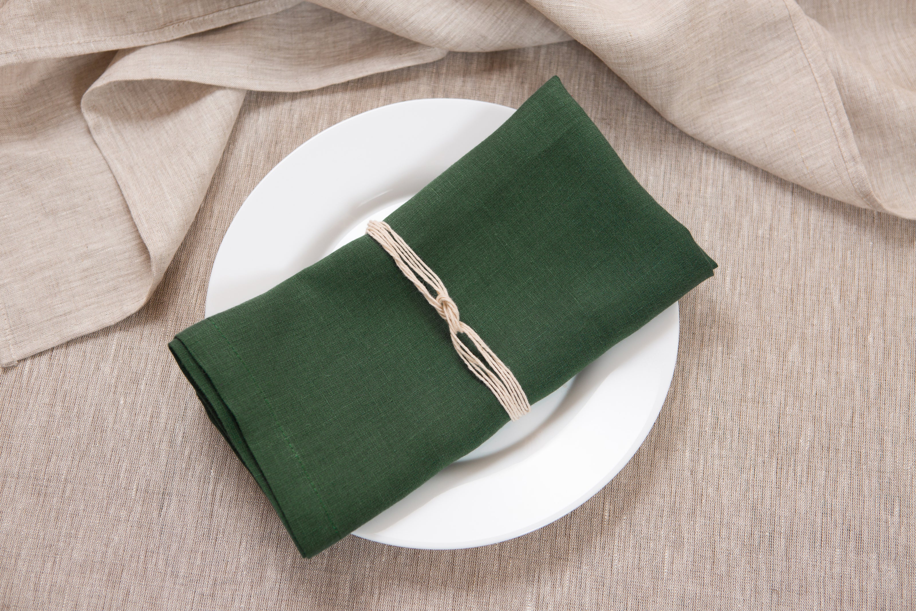 Luxurious hunter green organic linen napkins—crafted for elegance and sustainability. Perfect for Christmas feasts, New Year’s Eve dinners, or as a thoughtful holiday gift.