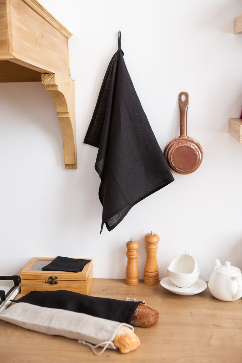 Classic black linen tea towel – 100% organic, highly absorbent, and perfect for a minimalist or sophisticated kitchen.