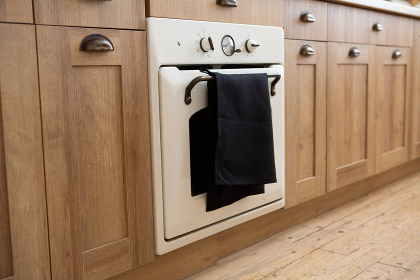 Timeless black linen towel – OEKO-TEX certified, breathable, and perfect for daily use or as a thoughtful holiday gift.